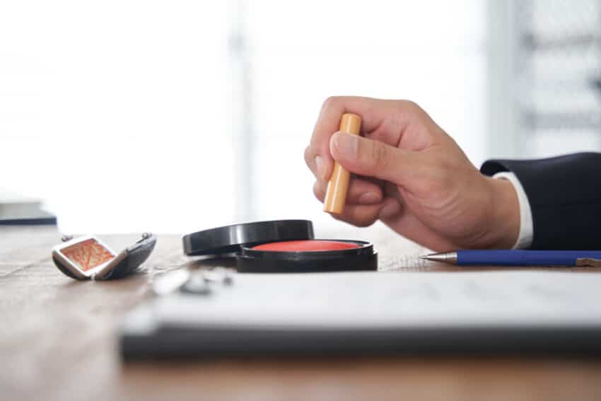 間違えた履歴書の正しい修正の仕方【修正液・修正テープはNG】 間違えた履歴書の正しい修正の仕方【修正液・修正テープはNG】